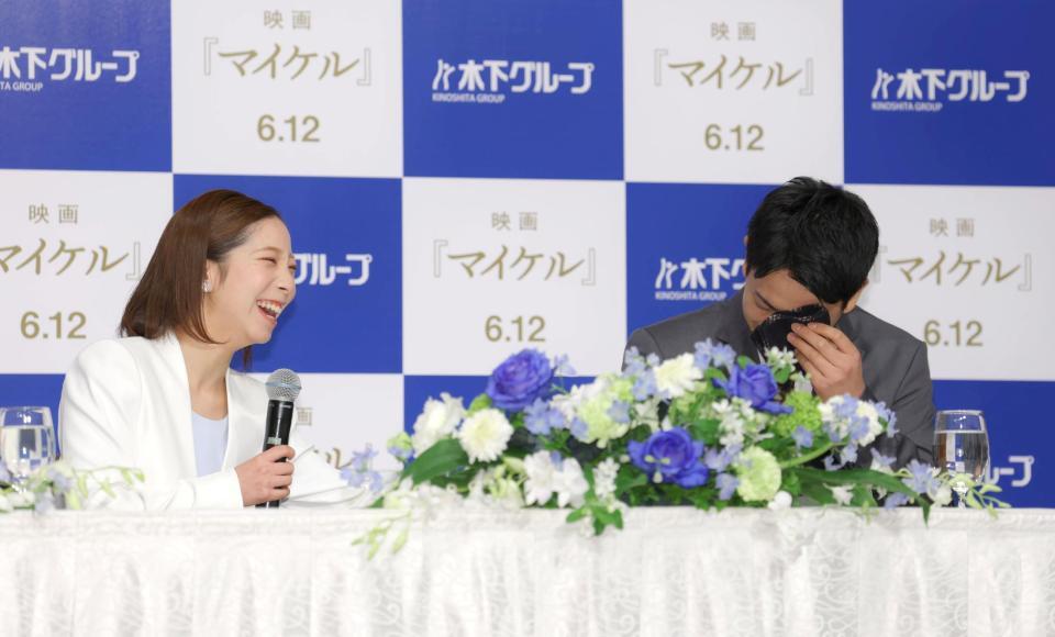 会見冒頭、いきなり涙する木原龍一（右）を見て笑う三浦璃来（撮影・吉澤敬太）