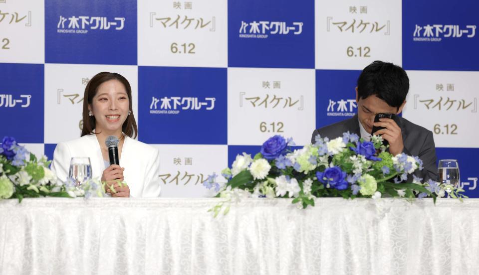 引退会見を行う三浦璃来（左）、木原龍一組（撮影・吉澤敬太）