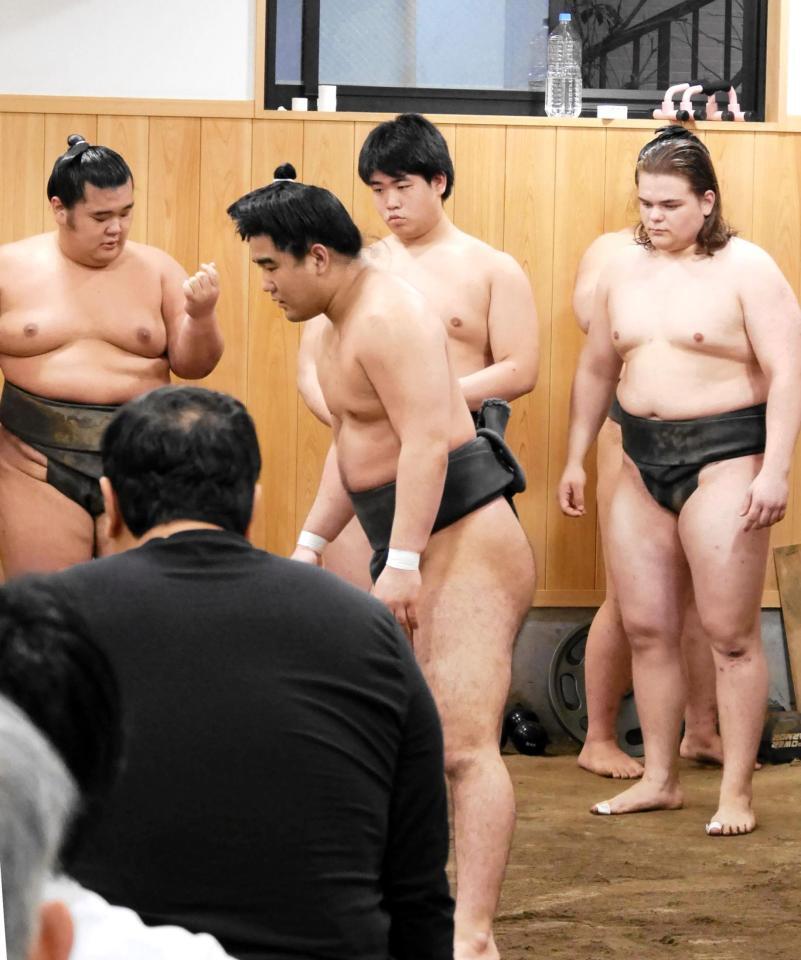 稽古に参加するアナトーリ（右）