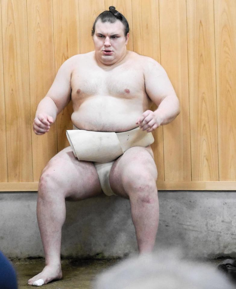 膝を曲げる通称「空気イス」で負荷をかける安青錦