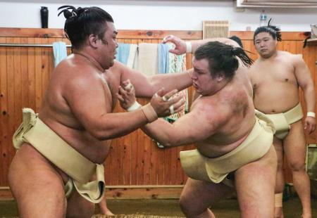 　稽古する霧島（左）と安青錦＝東京都中央区の荒汐部屋