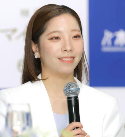 柔らかな笑みを浮かべ会見する三浦璃来＝２８日