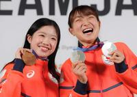 笑顔でメダルを披露する坂本花織さん（右）と中井亜美（２月２０日撮影）