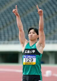 男子１００メートルで優勝し、指を突き上げる山本匠真＝ホットスタッフフィールド広島
