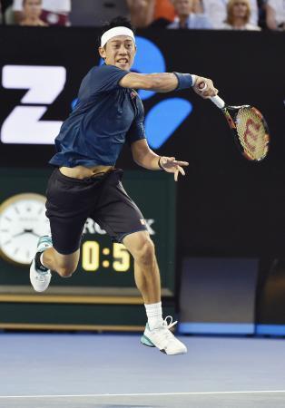 　２０１６年１月、全豪オープン男子シングルス準々決勝でプレーする錦織圭＝メルボルン（共同）