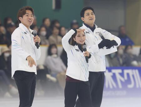 抽選会の当選者を探す（左から）森口澄士、三浦璃来、木原龍一（撮影・中田匡峻）