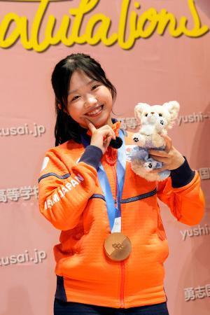 　ミラノ・コルティナ冬季五輪で銅メダルを獲得し、勇志国際高が開いた祝賀会で写真撮影に応じるフィギュアスケート女子の中井亜美＝１日、千葉県流山市