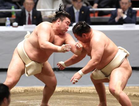 豊昇龍（右）と稽古する霧島（撮影・石井剣太郎）