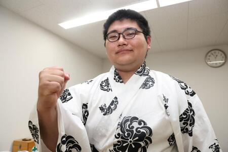 ポーズをとる則武雄大（撮影・石井剣太郎）