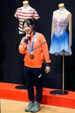 ミラノ・コルティナ冬季五輪で銅メダルを獲得し、勇志国際高が開いた祝賀会でポーズをとるフィギュアスケート女子の中井亜美