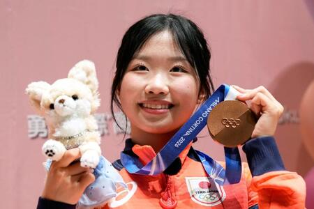 ミラノ・コルティナ冬季五輪で銅メダルを獲得し、勇志国際高が開いた祝賀会で写真撮影に応じるフィギュアスケート女子の中井亜美