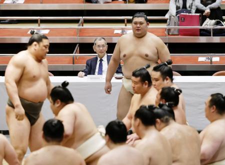 　稽古総見に参加した大の里（右奥）＝両国国技館
