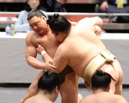 関取相手に奮闘する和歌ノ富士（左）＝撮影・石井剣太郎
