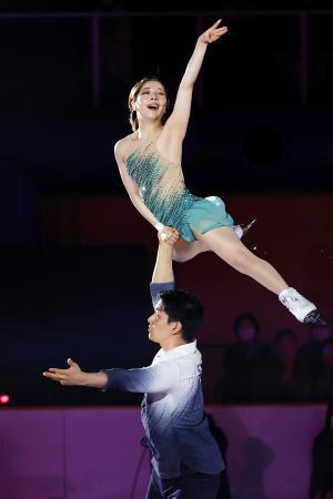 　アイスショー「ブルーム・オン・アイス」で演技する三浦璃来さん（上）と木原龍一さん＝尼崎スポーツの森