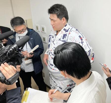報道陣に囲まれる大森康弘
