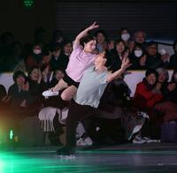 ファンの前に登場する三浦璃来（左）と木原龍一（撮影・中田匡峻）