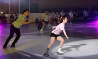 オープニングに登場する三浦璃来（右）と木原龍一（撮影・中田匡峻）