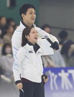 抽選会でリンクに登場し、笑顔を見せる三浦璃来（左）と木原龍一（撮影・中田匡峻）