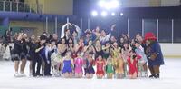 集合写真に納まる三浦璃来（後列中央右）ら木下グループの選手たち（撮影・中田匡峻）