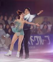 演技を披露する三浦璃来（左）と木原龍一（撮影・中田匡峻）
