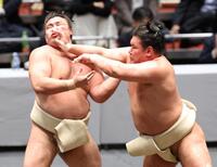 霧島（左）と稽古する豊昇龍＝撮影・石井剣太郎
