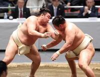 豊昇龍（右）と稽古する霧島（撮影・石井剣太郎）