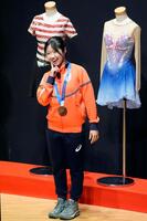 ミラノ・コルティナ冬季五輪で銅メダルを獲得し、勇志国際高が開いた祝賀会でポーズをとるフィギュアスケート女子の中井亜美