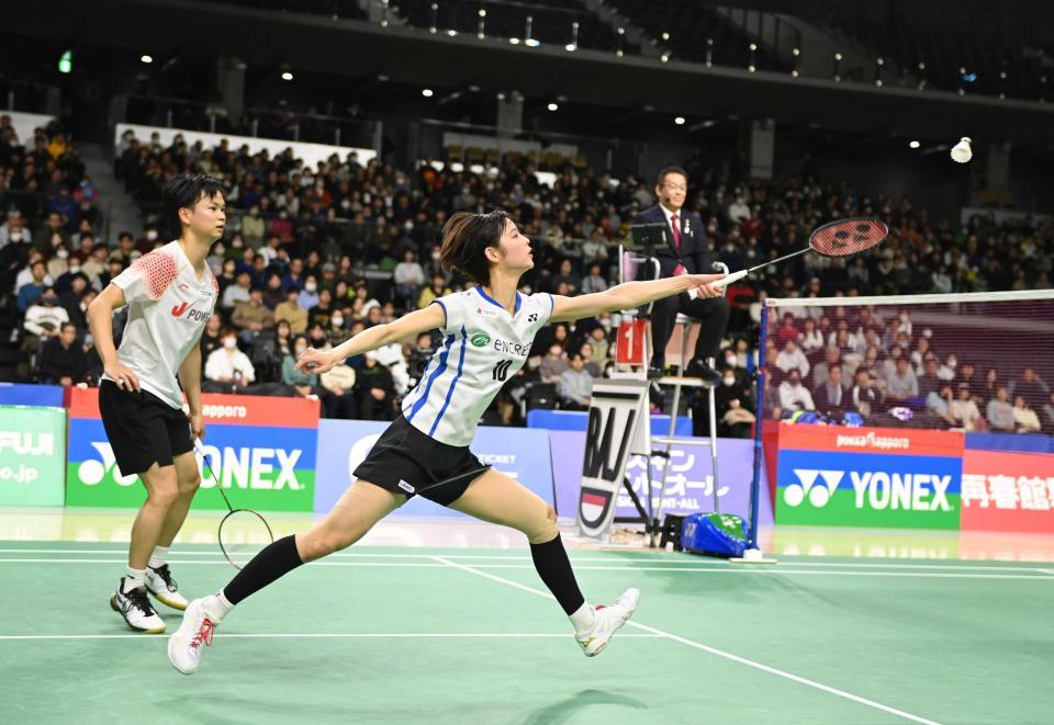 写真は２５年全日本総合選手権の混合ダブルス決勝。渡辺勇大（左）と田口真彩ペア
