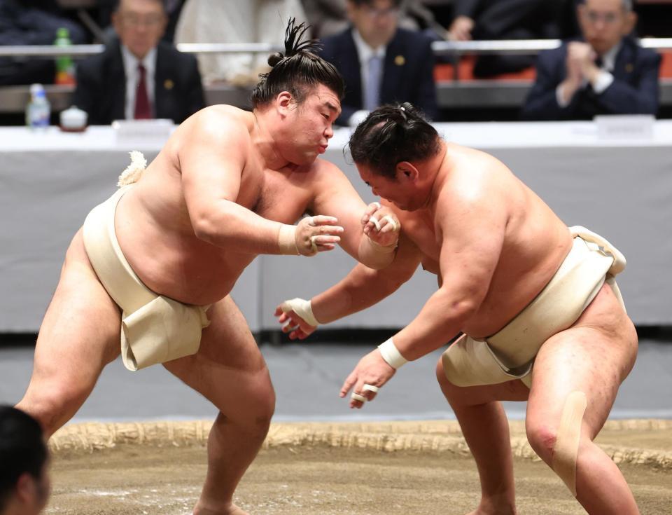 豊昇龍（右）と稽古する霧島（撮影・石井剣太郎）