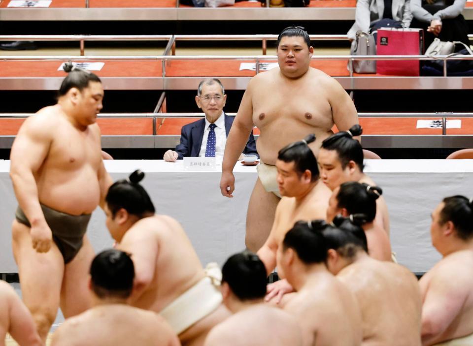 稽古総見に参加した大の里（右奥）