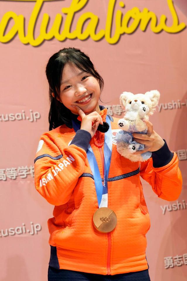 ミラノ・コルティナ冬季五輪で銅メダルを獲得し、勇志国際高が開いた祝賀会で写真撮影に応じるフィギュアスケート女子の中井亜美