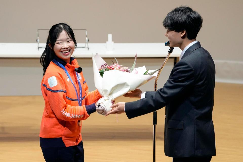 ミラノ・コルティナ冬季五輪で銅メダルを獲得し、勇志国際高が開いた祝賀会で花束を贈られるフィギュアスケート女子の中井亜美（左）