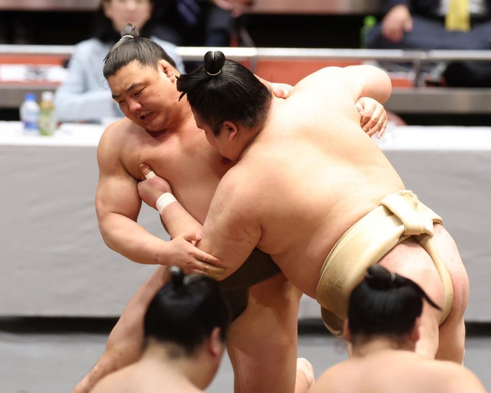 関取相手に奮闘する和歌ノ富士（左）＝撮影・石井剣太郎
