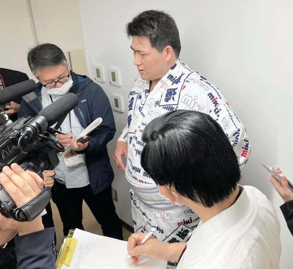 報道陣に囲まれる大森康弘