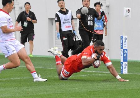 神戸-三重　前半にトライを決める神戸のＷＴＢブルア（右）