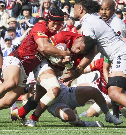 　ＢＬ東京-静岡　前半、トライを決めるＢＬ東京・ナイカブラ（左から２人目）＝秩父宮
