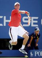 　１４年全米オープンの男子シングルス準決勝で、ノバク・ジョコビッチと対戦。「エア・ケイ」を決める錦織圭（ＡＰ＝共同）