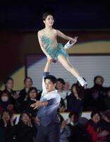 　観客の前で演技を披露する木原龍一さん（下）と三浦璃来さん（撮影・中田匡峻）