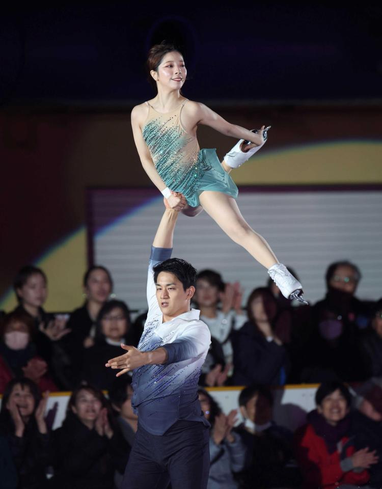 　観客の前で演技を披露する木原龍一さん（下）と三浦璃来さん（撮影・中田匡峻）