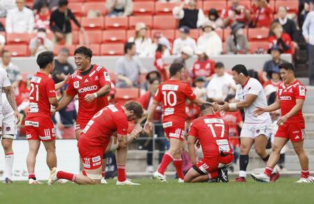 　三重に勝利し、タッチを交わす神戸フィフティーン