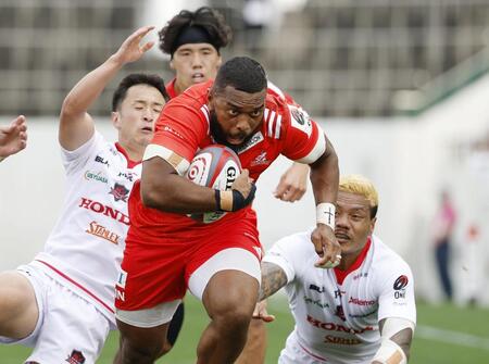 　神戸－三重　前半、タックルを振り切り突進する神戸・ブルア。このままトライを決める