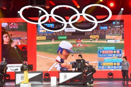 　「オリンピック・ｅスポーツ・シリーズ」の野球ゲームで優勝し、喜ぶ選手（中央）＝２０２３年６月、シンガポール（共同）