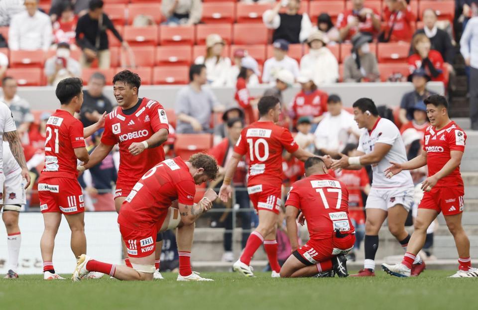 　三重に勝利し、タッチを交わす神戸フィフティーン