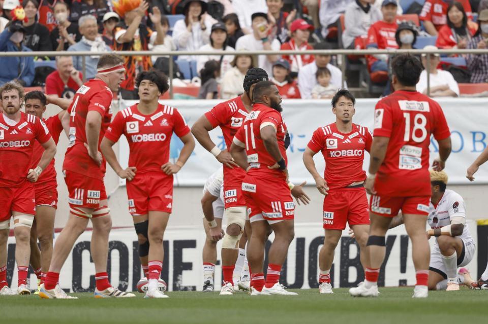 　神戸－三重　後半、三重にトライを許し厳しい表情のレタリック（４）ら神戸フィフティーン