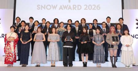 （前列左から）弥永奈々、葛西優奈、深田茉莉、小野光希、戸塚優斗、村瀬心椛、冨高日向子、吉村美乃梨、岩渕麗楽＝４月２８日