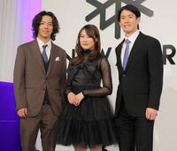 笑顔を見せる（右から）堀島行真、村瀬心椛、松浦透磨（撮影・吉澤敬太）