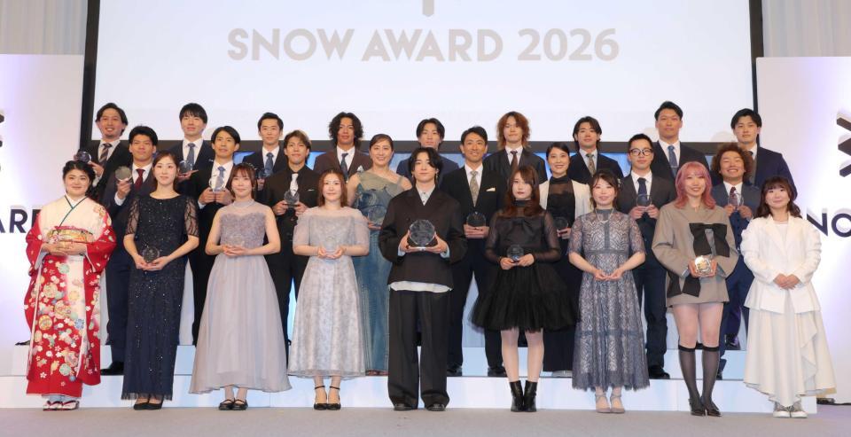 （前列左から）弥永奈々、葛西優奈、深田茉莉、小野光希、戸塚優斗、村瀬心椛、冨高日向子、吉村美乃梨、岩渕麗楽＝４月２８日