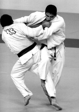 　７６年モントリオール五輪、軽重量級の決勝で攻める二宮和弘さん（右）＝共同