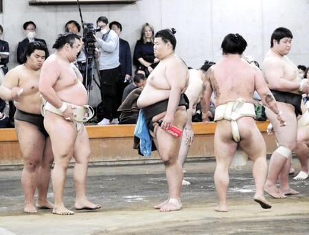 時津風一門の連合稽古に姿を見せた霧島（左から２人目）