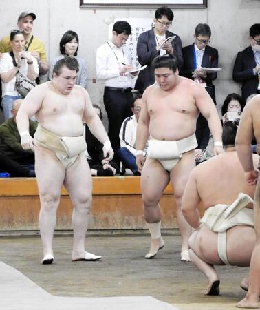 若元春（右）に寄り切られた安青錦